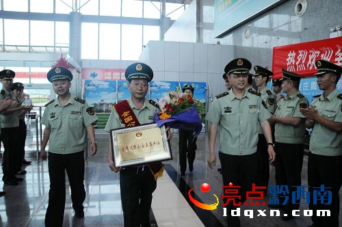 消防官兵從興義機場迎接英雄大隊代表的歸來.jpg