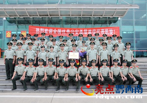 在興義機場集體留影.jpg