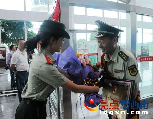 消防戰(zhàn)士向從北京領獎歸來的甘佑海教導員獻花.jpg