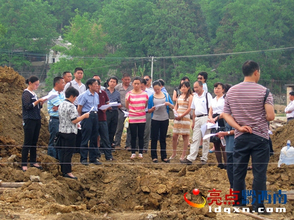 圖為豬場坪鄉(xiāng)人民政府副鄉(xiāng)長羅敏(左一)作匯報(bào).JPG