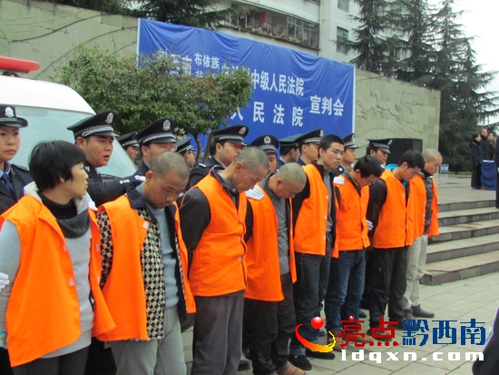 宣判會(huì)上被告站成排.JPG