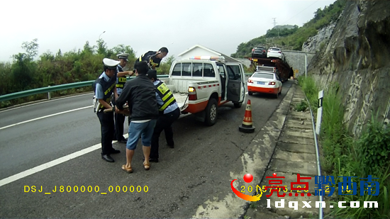 圖為八中隊民警與安龍應急中隊救援人員一道將摩托車抬上救援車輛(執(zhí)法記錄儀視頻截圖).PNG