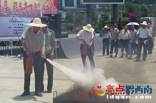 干部群眾利用干粉滅火器進(jìn)行滅火實(shí)戰(zhàn)演練.jpg