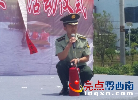 干部群眾利用干粉滅火器進(jìn)行滅火實(shí)戰(zhàn)演練.jpg