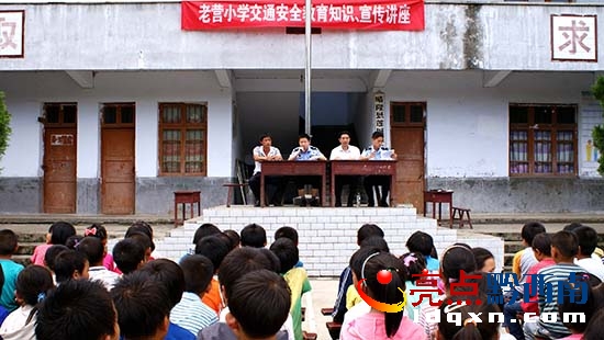 晴隆縣交警大隊開展交通安全教育進校園活動(盧關(guān)文 攝 13885957702) (2).jpg