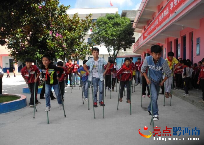 圖為學(xué)生踩高蹺.JPG
