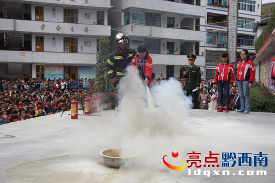 圖為學(xué)生現(xiàn)場使用滅火器滅火.JPG