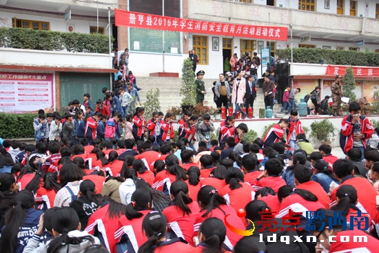 圖為火災(zāi)應(yīng)急疏散演練現(xiàn)場.JPG