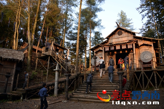到普晴林場“馬幫山寨”考察電視劇《24道拐》外景拍攝基地的觀光旅游資源(陳亞林?jǐn)z影).JPG