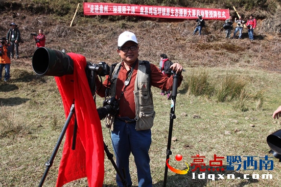 黔西南攝影家協(xié)會(huì)輪流主席張德厚在開機(jī)現(xiàn)場(chǎng).jpg