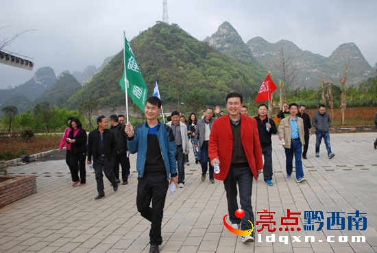 干部職工興高采烈徒步.jpg