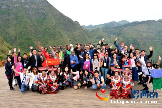 參加萬(wàn)峰林峰會(huì)的國(guó)際友人與工作人員在觀景臺(tái)合影紀(jì)念(陳亞林?jǐn)z影).jpg