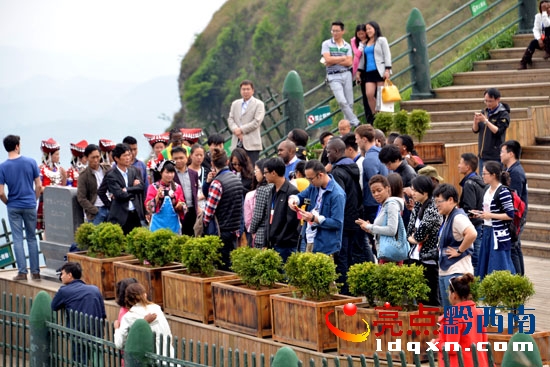 參加萬(wàn)峰林峰會(huì)的國(guó)際友人在觀景臺(tái)聽取講解(陳亞林?jǐn)z影).jpg