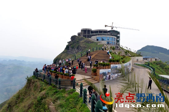建設(shè)中的“24道拐”觀景臺(tái)一角(陳亞林?jǐn)z影).jpg