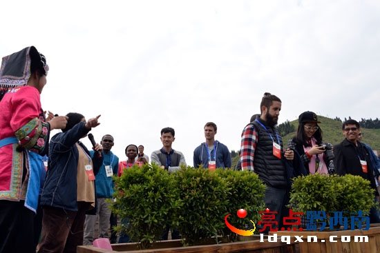 參加萬(wàn)峰林峰會(huì)的國(guó)際友人聽取介相情況關(guān)紹(陳亞林?jǐn)z影).jpg