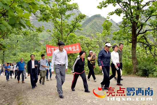 羅寧(前中)一行參加“重走抗戰(zhàn)路”徒步活動(陳亞林?jǐn)z影).JPG