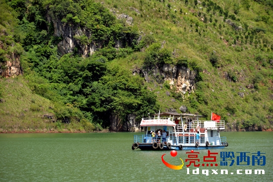 北盤江庫(kù)區(qū)游船一景(陳亞林?jǐn)z影).JPG