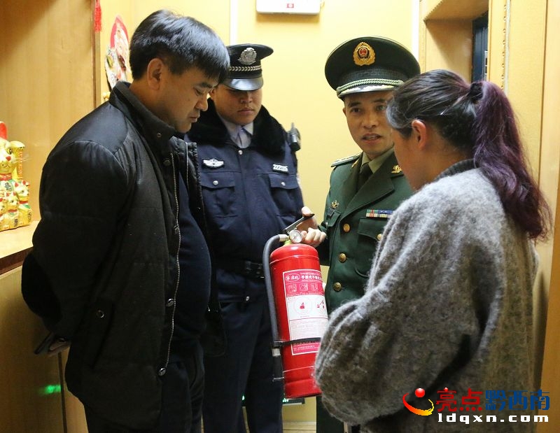 朱明琳(左一)帶隊檢查足浴店滅火器材完好情況.jpg