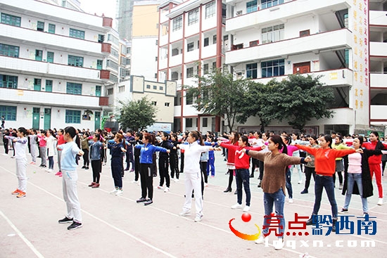 圖為啦啦操培訓(xùn)場景.JPG