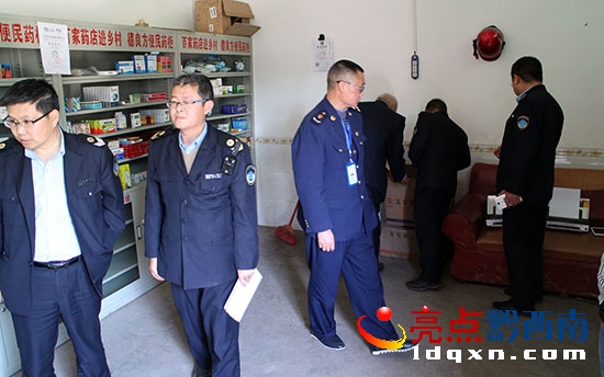 聯(lián)合執(zhí)法人員檢查現(xiàn)場.jpg