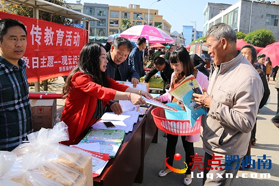 圖為:向過(guò)往群眾發(fā)放宣傳資料 1.JPG
