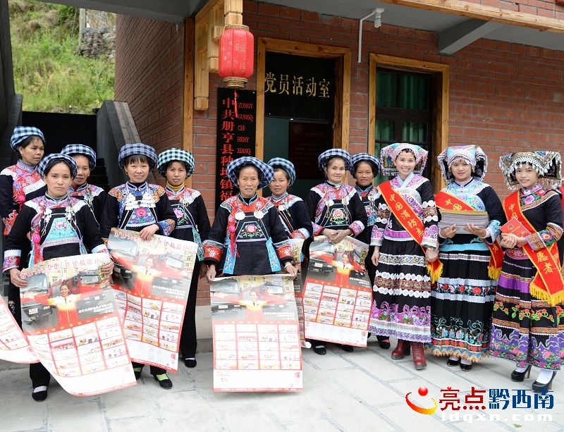 10講解完消防安全常識和贈送消防日歷掛圖后村民與消防志愿者合影留念.jpg
