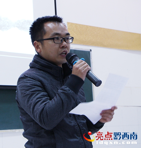 圖為安龍一中團委書記致辭.JPG