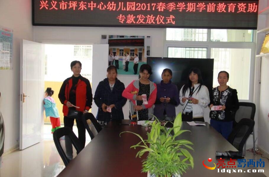 圖為資助金發(fā)放現(xiàn)場1.jpg