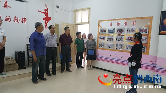 01 調(diào)研組聽取學(xué)校介紹情況.jpg