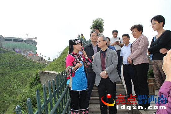 考察團(tuán)聽取抗戰(zhàn)文化解說.JPG