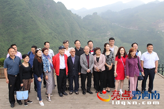 考察團(tuán)在愛國主義教育基地合影.JPG