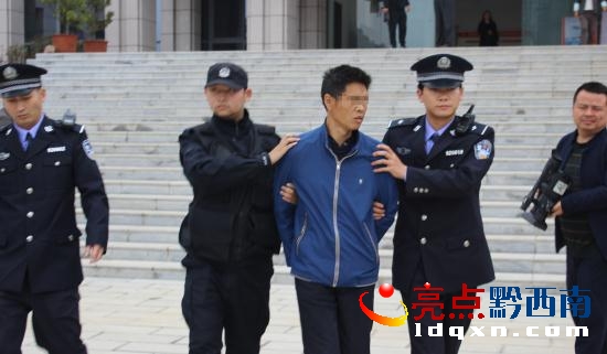 一名“老賴”被強(qiáng)制帶回法院接受調(diào)查_看圖王.jpg