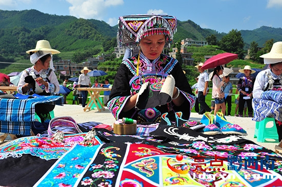 繡娘刺繡比賽現(xiàn)場(chǎng) (1).JPG