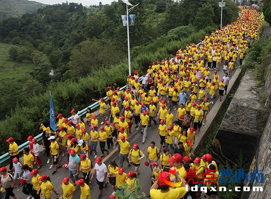 2017國(guó)際山地旅游暨興仁馬金河分會(huì)場(chǎng)萬(wàn)人戶外徒步運(yùn)動(dòng)蔡家友攝影 (6).jpg