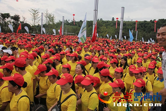 2017國(guó)際山地旅游暨興仁馬金河分會(huì)場(chǎng)萬(wàn)人戶外徒步運(yùn)動(dòng)蔡家友攝影 (4).jpg