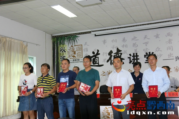 新聘任的校長領取聘書.JPG