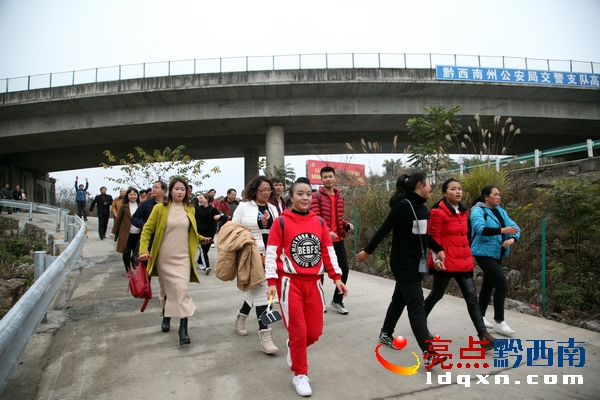 徒步在高速公路下 郭澤玉.JPG