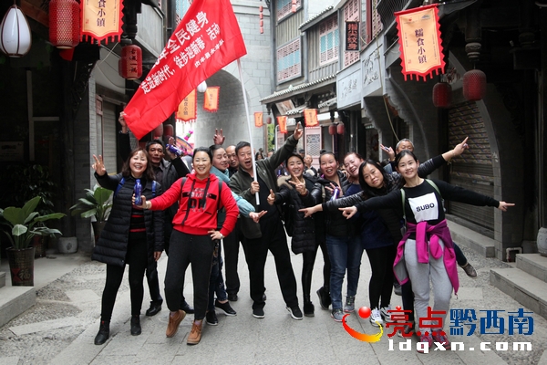 徒步到貞豐古城,來(lái)張合影 郭澤玉.JPG