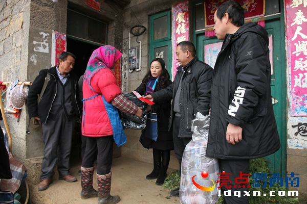 民盟興仁縣支部慰問貧困群眾 (9).jpg
