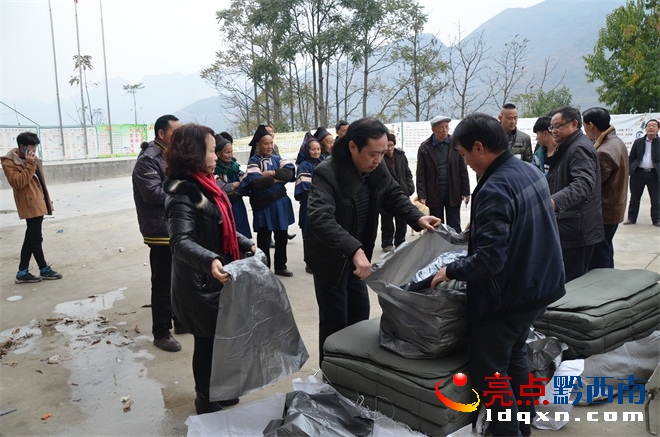 興運(yùn)司總經(jīng)理周學(xué)詩親自分撿慰問物資.JPG