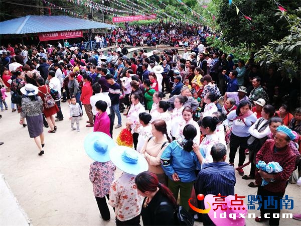 來(lái)自四面八方的群眾超過(guò)1000人_看圖王.jpg