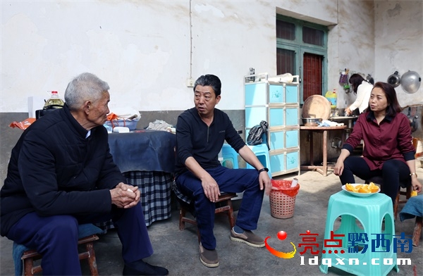 圖:興義公路管理局工程處工會主席馮天文(中)向老同志噓寒問暖..JPG