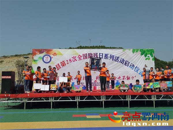 圖為殘疾人兒童手工展示.jpg