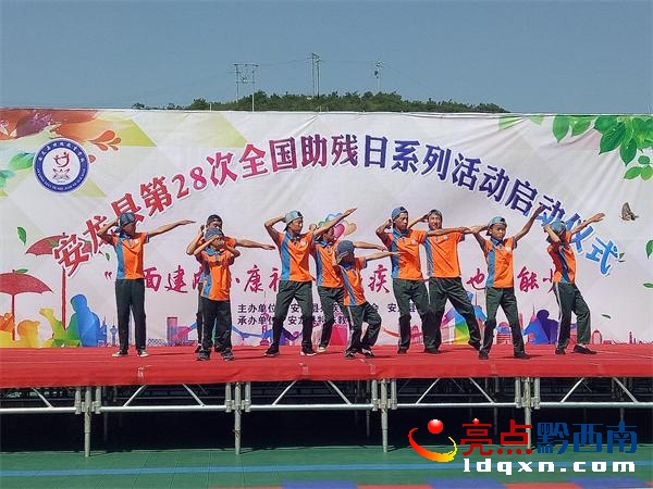 圖為殘疾人兒童街舞表演.jpg